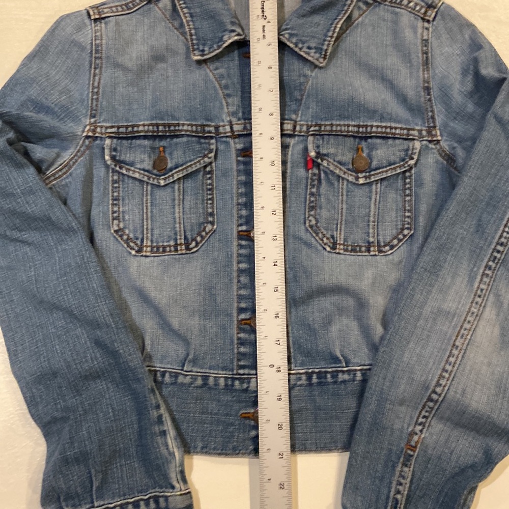 Levi’s Denim Jacket Women Cropped Trucker Light Wash Fitted Jean Jacket Medium - Picture 13 of 14